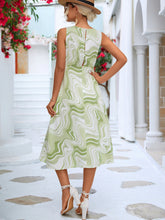 Robe imprimée sans manches à col bénitier